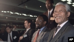 Le président Nelson Mandela et Cyril Ramaphosa, au World Trade Centre de Johannesburg, le 17 novembre 1993.