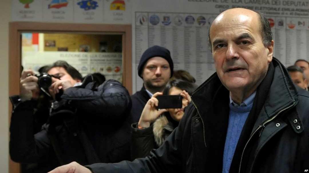 Pemimpin Partai Demokrat Italia, Pier Luigi Bersani, memberikan suara dalam pemilihan parlemen di Piacenza (24/2). (AP/Marco Vasini)