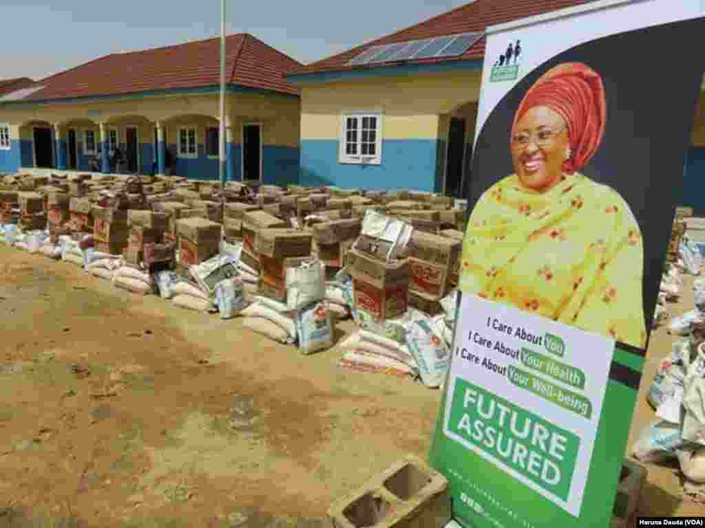 AISHA BUHARI: Ta kai kayan tallafin kayan abinci jihar Borno