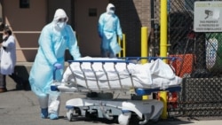 Nhân viên y tế Mỹ bên xác người tử vong vì virus Corona.