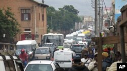 Une avenue bondée de monde aux heures de pointe dans la capitale malgache, Antananirivo, 12 février 2015. 