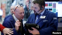 Traders work on the floor of the New York Stock Exchange in New York City, Dec. 16, 2016. 