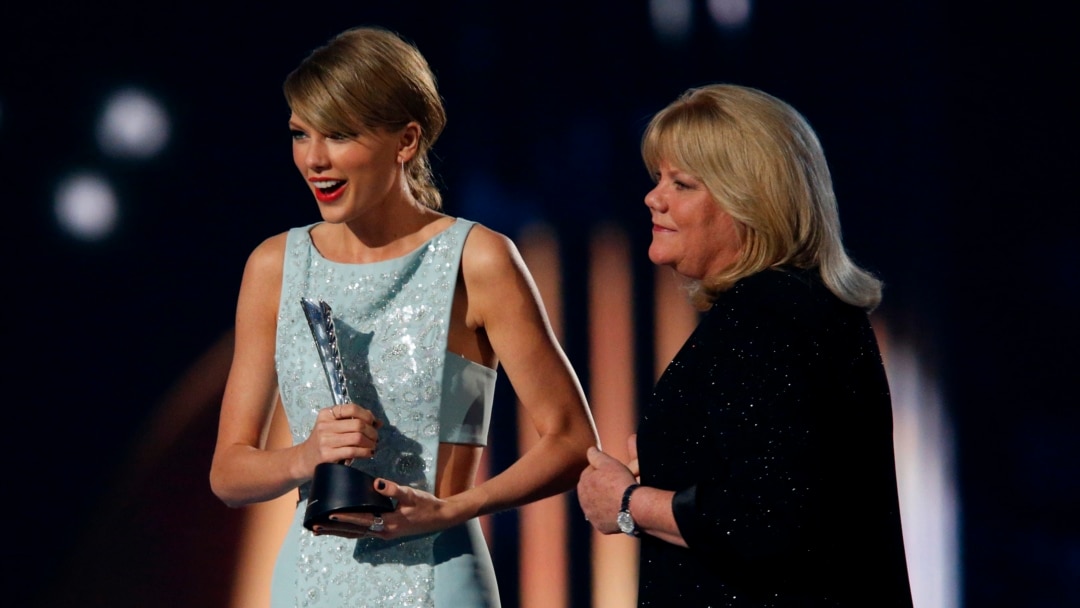 Taylor Swift Given Milestone Award at Country Music Awards