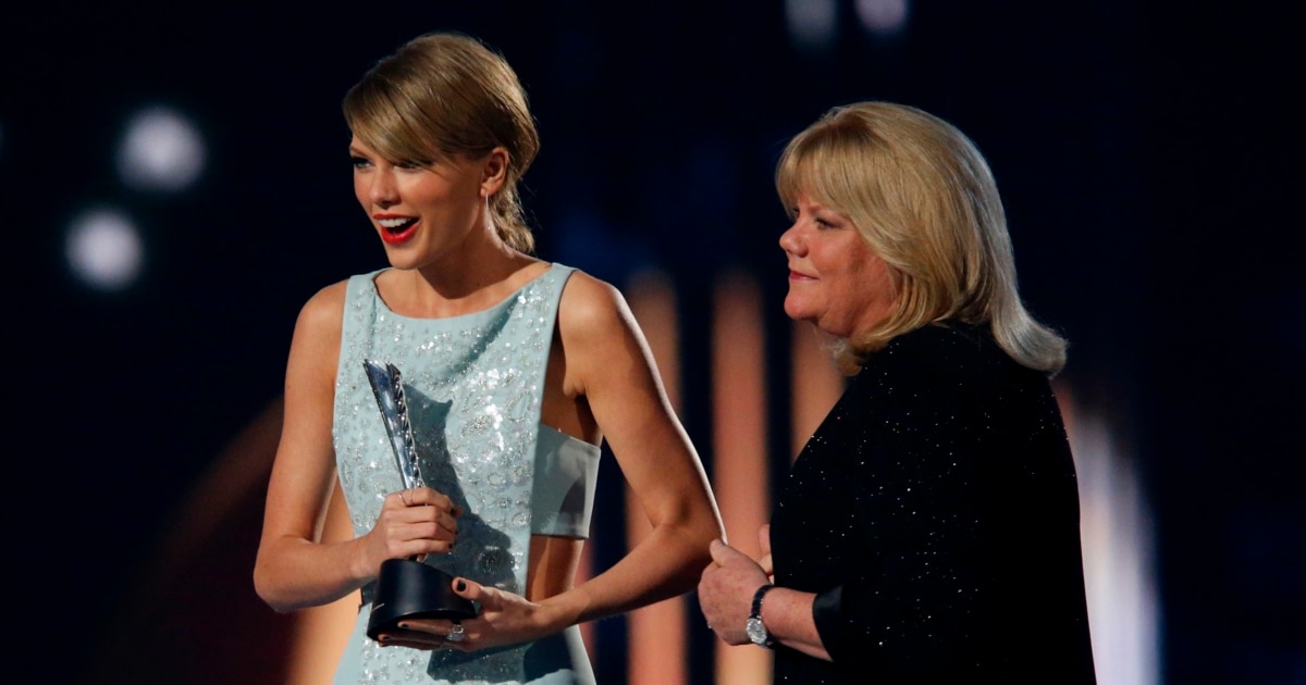 Taylor Swift Given Milestone Award at Country Music Awards