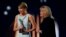 Taylor Swift menerima Milestone Award dari ibunya, Andrea, dalam 50th Annual Academy of Country Music Awards di Arlington, Texas (19/4). (Reuters/Mike Blake)