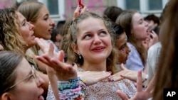 Fanáticos de la estrella Taylor Swift se reúnen en el centro de Viena el jueves 8 de agosto de 2024 tras la cancelación de sus conciertos el miércoles después de dos arrestos por un aparente complot para lanzar un ataque contra un evento en el área de la capital de Austria. 