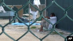 Según datos oficiales, en Guantánamo hay cerca de 200 detenidos sin ninguna protección legal. Este es el noveno detenido que fallece en la prisión desde el 2002.