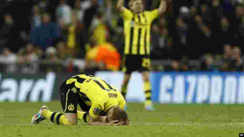 Marco Reus e Marcel Schmelzer, do Dortmund, celebram no final da segunda m&atilde;o da semifinal da Liga dos Campe&otilde;es, que op&ocirc;s o Real Madrid ao Borussia Dortmund em Madrid, Espanha (30 de Abril de 2013)