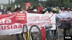 Warga Syiah dari Sampang menggelar aksi di Istana Negara setelah 15 hari bersepeda dari Surabaya, meminta Presiden mengembalikan mereka ke kampung halaman. (Foto: Dok)