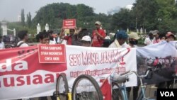 Warga Syiah Sampang setelah 15 hari bersepeda dari Surabaya, tiba di depan Istana negara, Jakarta dan menggelar aksi demo, menagih janji presiden SBY agar memulangkan mereka segera ke kampung halaman (VOA/ Andylala)