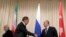 세르게이 라브로프 러시아 외무장관(왼쪽)과 메블뤼트 차우쇼을루터키 외무장관. 
