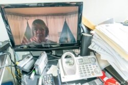 La embajadora de Estados Unidos ante Naciones Unidas, Kelly Craft, es vista en un monitor de computadora al hablar por videoconferencia ante la Asamblea General de ese organismo.