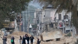 Warga dari kamp pengungsi Nur Shams, yang terletak di dekat Tulkarm, Tepi Barat, keluar dari rumah mereka saat operasi militer Israel berlangsung di wilayah tersebut, pada 11 Februari 2025. (Foto: AP/Majdi Mohammed)