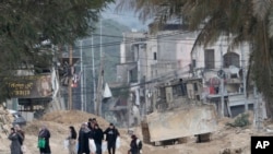 Warga dari kamp pengungsi Nur Shams, yang terletak di dekat Tulkarm, Tepi Barat, keluar dari rumah mereka saat operasi militer Israel berlangsung di wilayah tersebut, pada 11 Februari 2025. (Foto: AP/Majdi Mohammed)