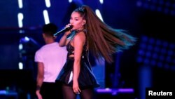 Ariana Grande saat tampil dalam konser "Wango Tango" di Stadion Banc of California, Los Angeles, California, 2 Juni 2018. (Foto: dok).