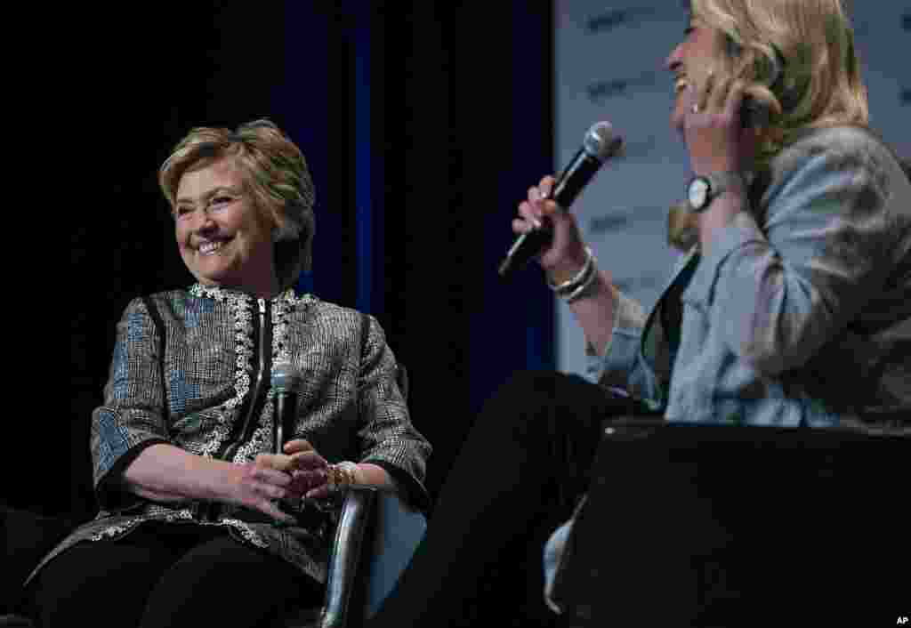 L&#39;ancienne secrétaire d&#39;État Hillary Clinton écoute l&#39;auteure et modératrice Cheryl Strayed lors d&rsquo;une Book Expo à New York, 1er juin 2017.