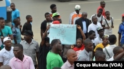 Familiares à porta do Tribunal Provincial de Luanda em Benfica