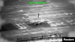 미 중부사령부(CENTCOM)가 공개한 영상의 정지 화면. 출처 미상의 지점으로부터 발사된 발사체가 한 항공기 위로 떨어지고 있다.