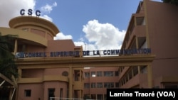 La devanture du Conseil supérieur de la communication (CSC), Ouagadougou, le 12 août 2019. (VOA/Lamine Traoré)