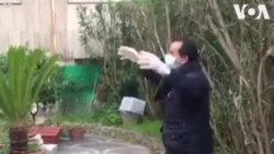 Հռոմ. Շենքի դռնապանը դիրիժորի դերն է ստանձնել՝ երգող բնակիչների համար