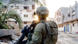 İsrail ordusu tarafından 15 Temmuz 2024 tarihinde yayınlanan bu fotoğraf, İsrail ile Hamas arasında devam eden çatışmalar sırasında Gazze Şeridi'ndeki askeri operasyonlar sırasında bir İsrail askerini gösteriyor.
