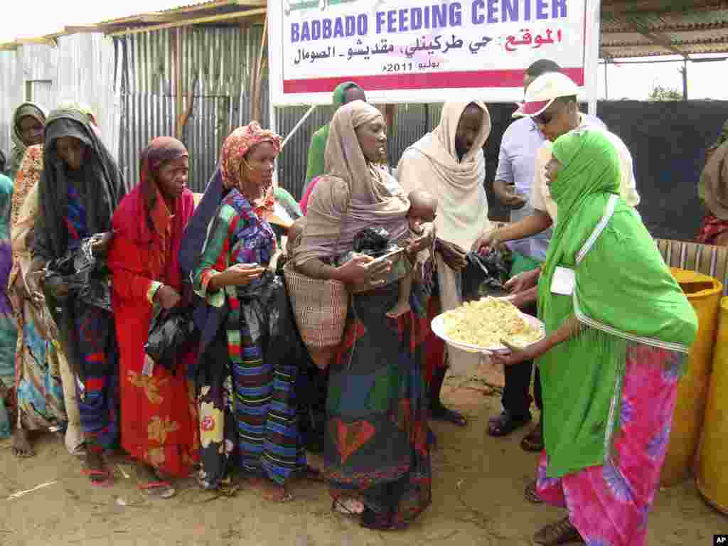 Barakacayaal ka soo qaxay koofurta Somalia oo cunto loogu qeybinayo xarun quudin oo ku taalla Mogadishu, July 16, 2011.
