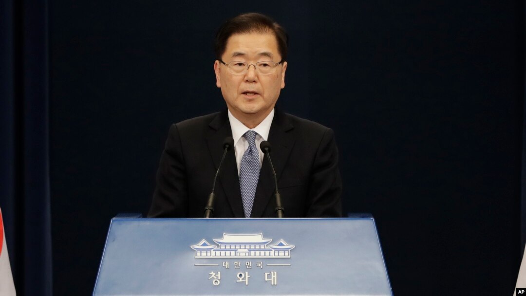 Chung Eui-yong, kepala Kantor Keamanan Nasional Korea Selatan, memberikan keterangan kepada media di Kantor Presiden Korea Selatan "Blue House" di Seoul, 6 Maret 2018. (Foto: dok).