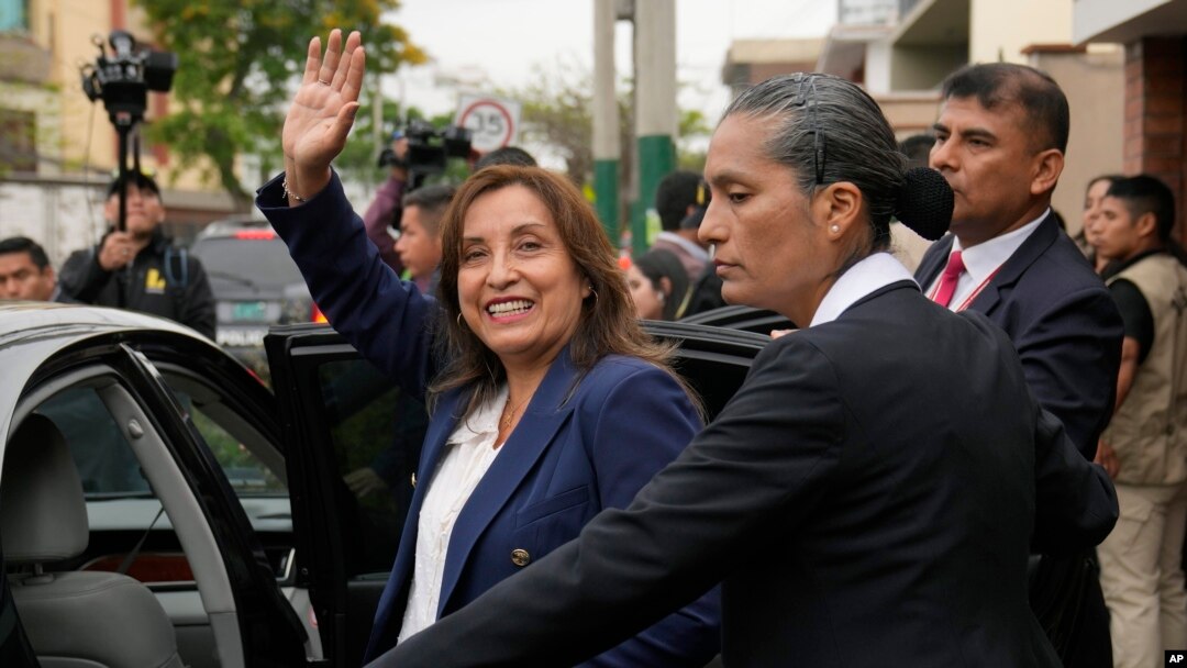 ARCHIVO - La presidenta de Perú, Dina Boluarte, saluda a la prensa mientras sale de su casa en Lima, Perú, el 8 de diciembre de 2022. AP
