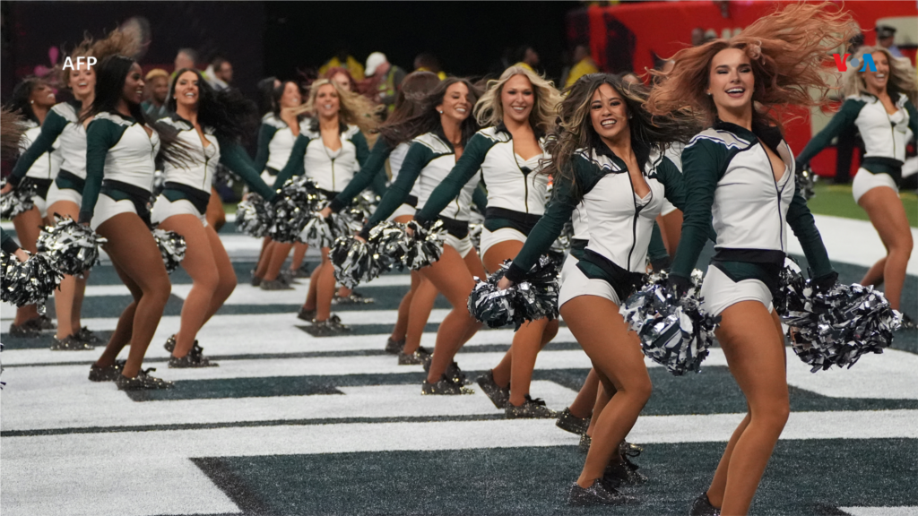 As cheerleaders dos Eagles celebram um touchdown durante o Super Bowl 2025 entre os Kansas City Chiefs e os Philadelphia Eagles no Caesars Superdome em Nova Orleães, Louisiana.