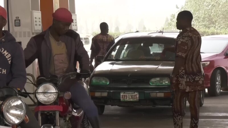 Crise du carburant au Nigeria: longues files d'attente devant les stations