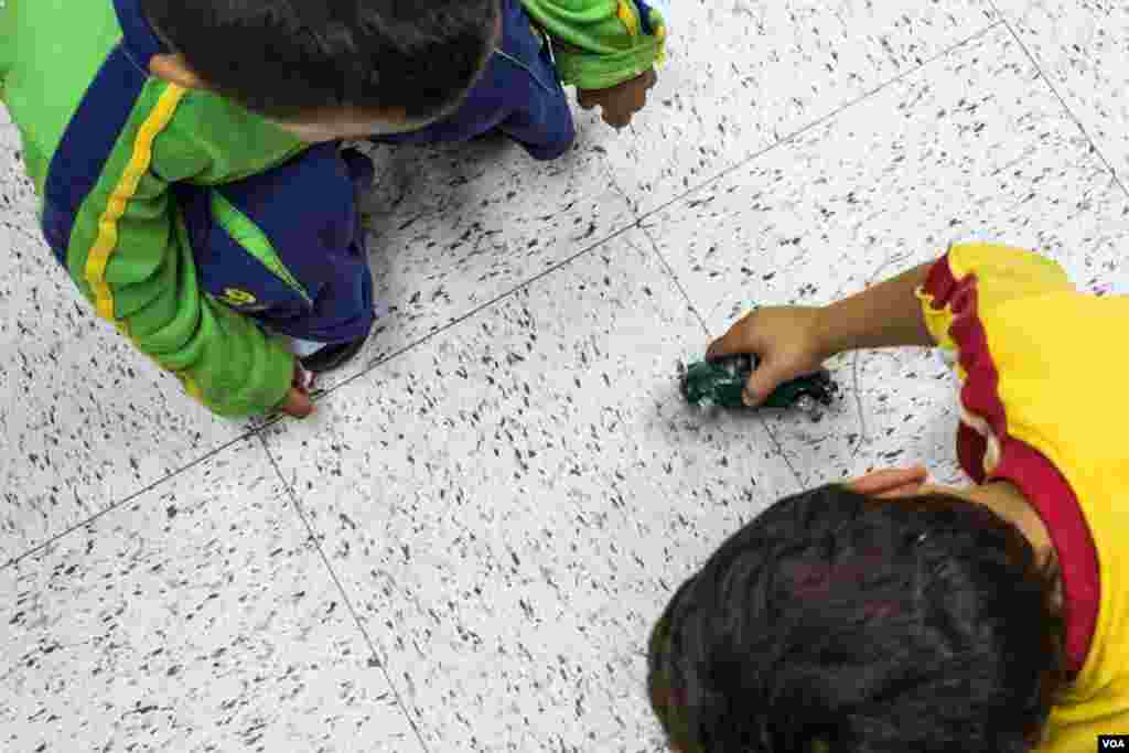 Boys playing at the Holding Institute, Laredo, Texas, Aug. 12, 2014. (VOA / V. Macchi)