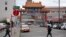 行人走过西雅图唐人街国际区的主要入口。(2021年3月18日)