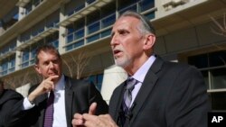 Craig Coley (kanan), yang dipenjara selama 39 karena pembunuhan yang tidak dia lakukan, berbicara kepada para wartawan di Sacramento, California, 15 Februari 2018.