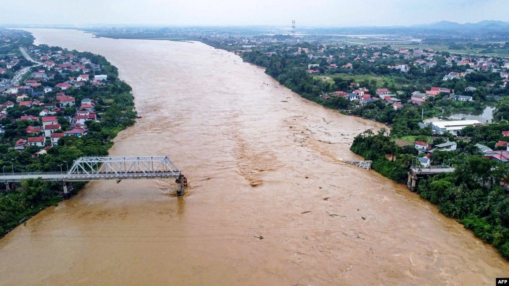 Cầu Phong Châu bắc qua sông Hồng ở tỉnh Phú Thọ đã bị sập trong nước lũ vào sáng ngày 9/9.