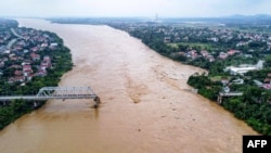 Foto dari udara menunjukkan jembatan Phong Chau yang melintas di atas Sungai Merah di Provinsi Tho setelah dihantam Topan Yagi di bagian utara Vietnam, Senin, 9 September 2024. (Foto: AFP)