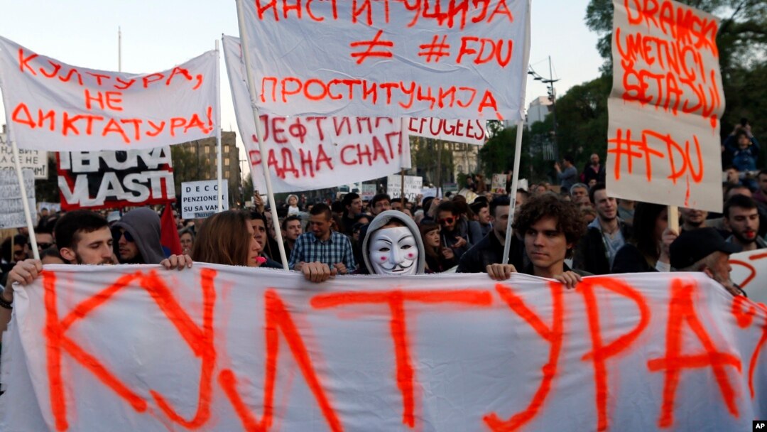 Hiljade ljudi na "Protestu protiv diktature" 9. aprila u Beogradu (AP Photo/Darko Vojinovic)