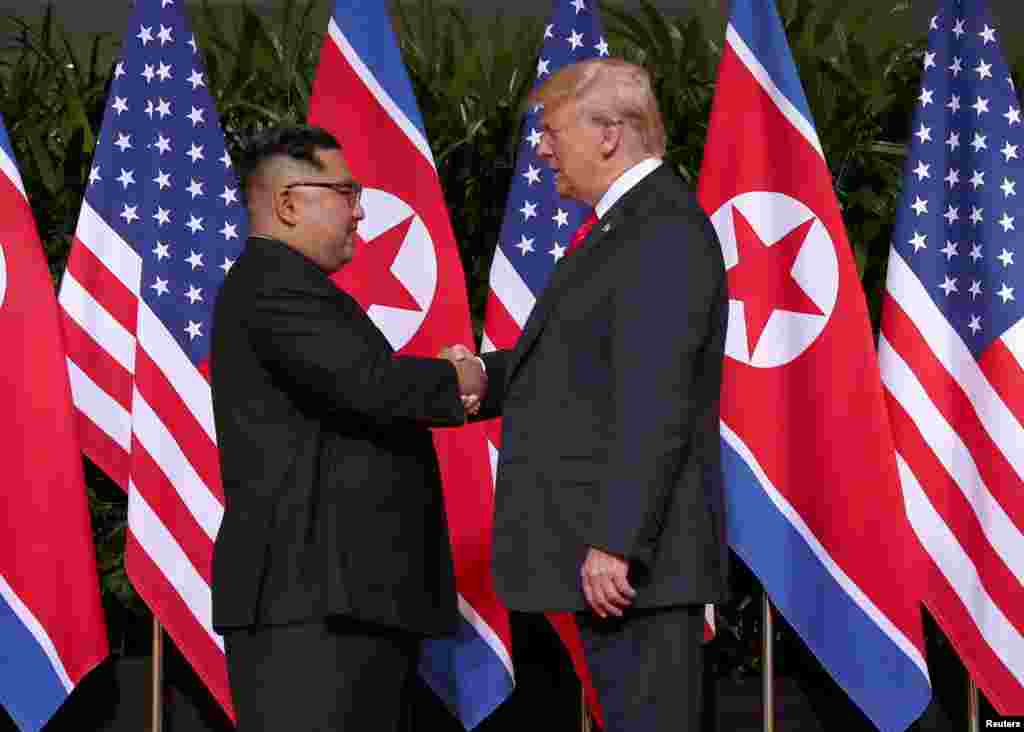 Presiden Amerika Serikat Donald Trump berjabat tangan dengan pemimpin Korea Utara Kim Jong Un di Hotel Capella, Pulau Sentosa, Singapura. (Foto: Reuters)