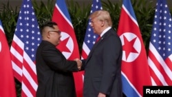 Jabat Tangan Bersejarah Trump-Kim. (Foto: dok).