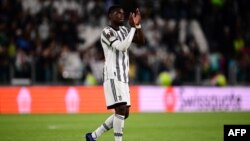 Le milieu de terrain français, Paul Pogba, remerciant le public à la fin de la demi-finale aller de l'UEFA entre la Juventus et le FC Séville, le 11 mai 2023. AFP / Marco Bertorello