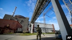 Російський військовослужбовець на території Запорізької атомної електростанції. AP Photo