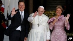 Le président panaméen Juan Carlos Varela, le pape François et la première dame Lorena Castillo à l'entrée du palais présidentiel à Panama City, le 24 janvier 2019.