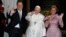 Le président panaméen Juan Carlos Varela, le pape François et la première dame Lorena Castillo à l'entrée du palais présidentiel à Panama City, le 24 janvier 2019.