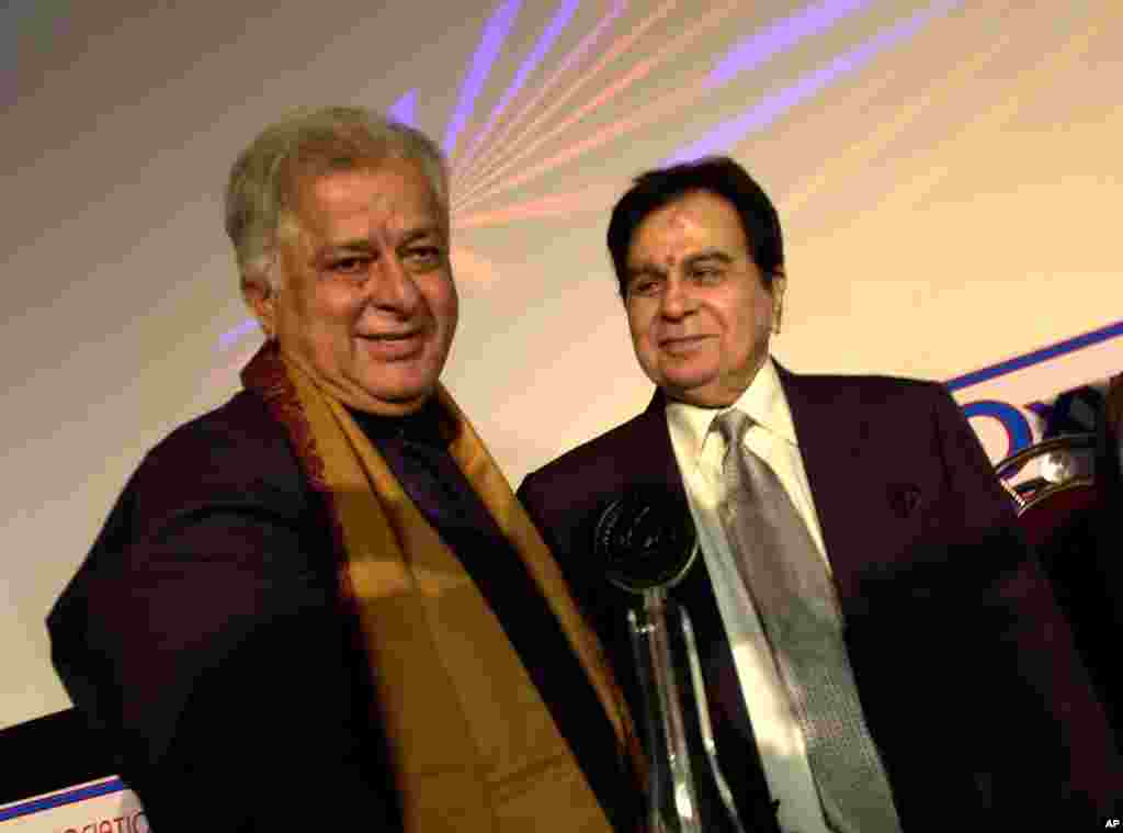 Shahararren jarumi Dilip Kumar, a dama, tare da Shashi Kapoor, a hagu