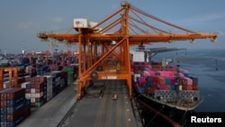 资料照片：无人机航拍的菲律宾马尼拉港马尼拉国际集装箱码头。(2025年8月11日)