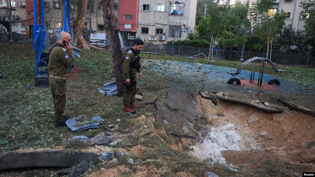Layanan darurat Israel bekerja di lokasi pasca serangan rudal, di kota Jaffa, selatan Tel Aviv (21/12). 