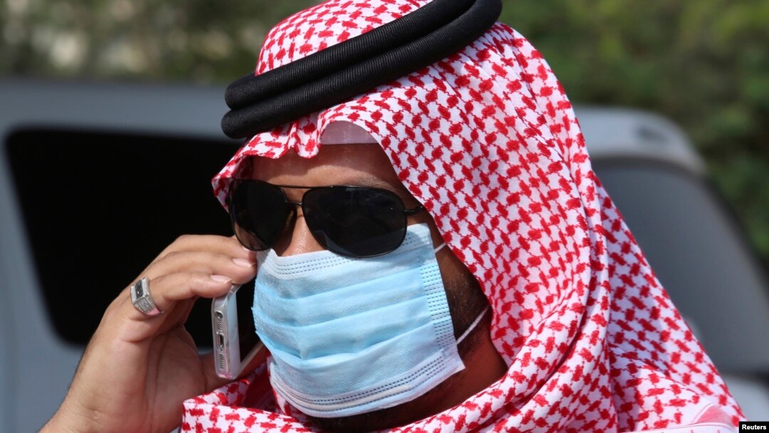 A man with mask speaks on his mobile phone in Jeddah, Saudi Arabia, May 29, 2014.