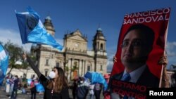 Manifestantes en Guatemala piden la renuncia del presidente Alejandro Giammattei y la fiscal general, María Porras, en la Ciudad de Guatemala el 31 de julio de 2021.