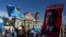 Manifestantes en Guatemala piden la renuncia del presidente Alejandro Giammattei y la fiscal general, María Porras, en la Ciudad de Guatemala el 31 de julio de 2021.
