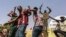 Người dân Sudan ăn mừng sau khi các quan chức thông báo rằng quân đội đã buộc tổng thống độc tài lâu năm Omar al-Bashir phải từ chức sau 30 năm cầm quyền ở Khartoum, Sudan, hôm 11/4.