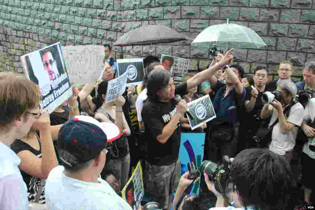 香港数百人在遮打花园和美国驻香港总领事馆前声援斯诺登（美国之音海彦拍摄）